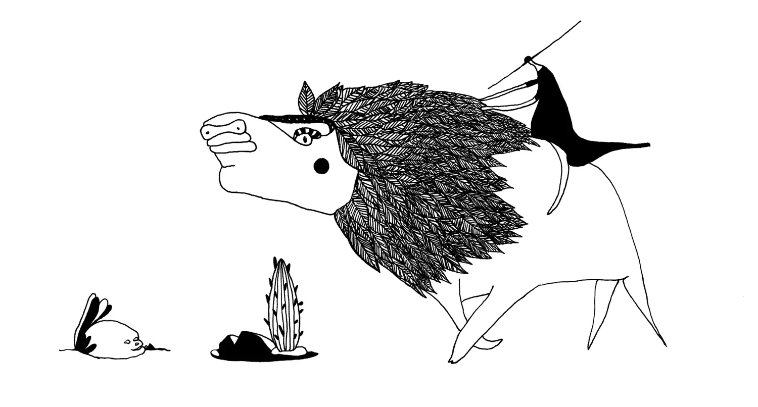 Sanglier hirsute lancé au galop, portant sur le dos un petit cavalier sombre armé d'une lance ; devant lui, un oiseau tombé au sol et un cactus, sérigraphie noire sur fond blanc